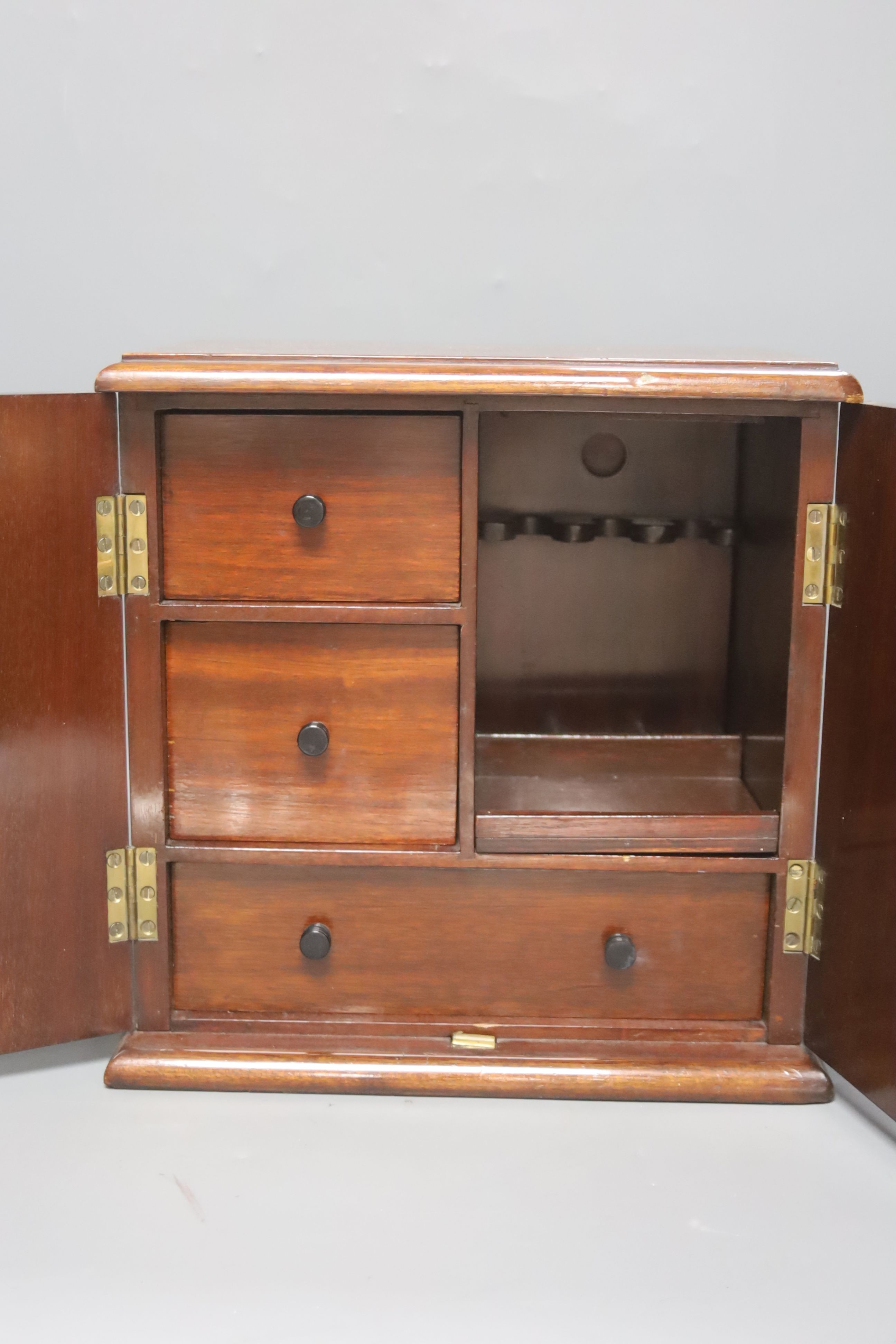 A late Victorian mahogany smoker's cabinet. 28cm